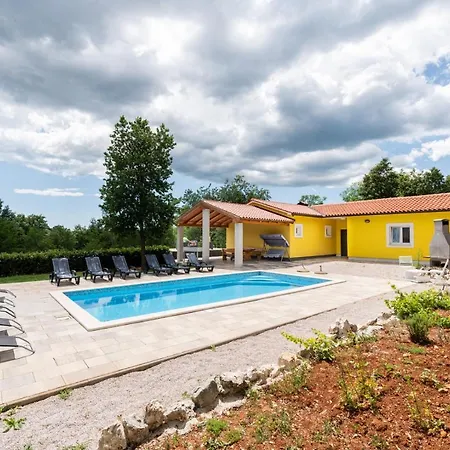 Beautiful Eden With Pool And Jacuzzi Immersed In The Vegetation Лабин