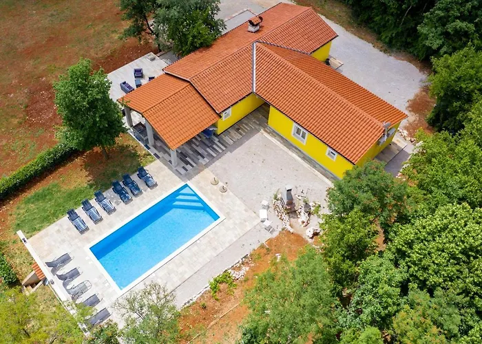 Villa Beautiful Eden With Pool And Jacuzzi Immersed In The Vegetation
