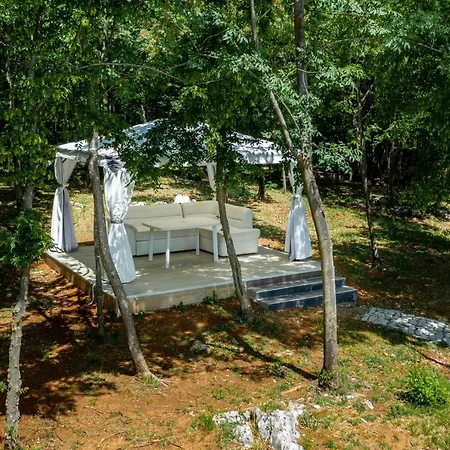 Beautiful Eden With Pool And Jacuzzi Immersed In The Vegetation ヴィラ