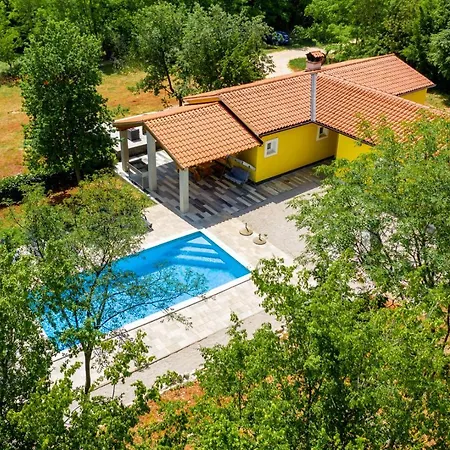 Beautiful Eden With Pool And Jacuzzi Immersed In The Vegetation וילה *