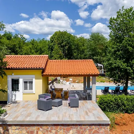 Beautiful Eden With Pool And Jacuzzi Immersed In The Vegetation