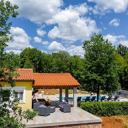 Beautiful Eden With Pool And Jacuzzi Immersed In The Vegetation