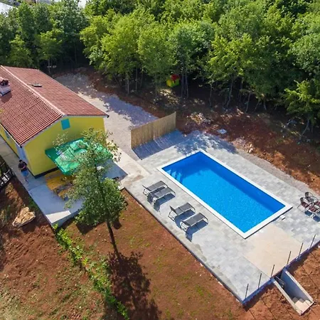 Beautiful Eden With Pool And Jacuzzi Immersed In The Vegetation Villa