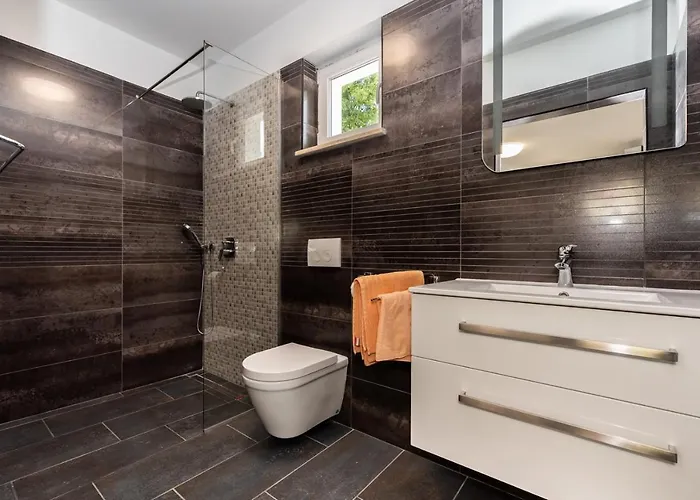 וילה Beautiful Eden With Pool And Jacuzzi Immersed In The Vegetation לאבין