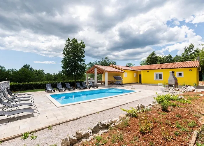 Beautiful Eden With Pool And Jacuzzi Immersed In The Vegetation לאבין