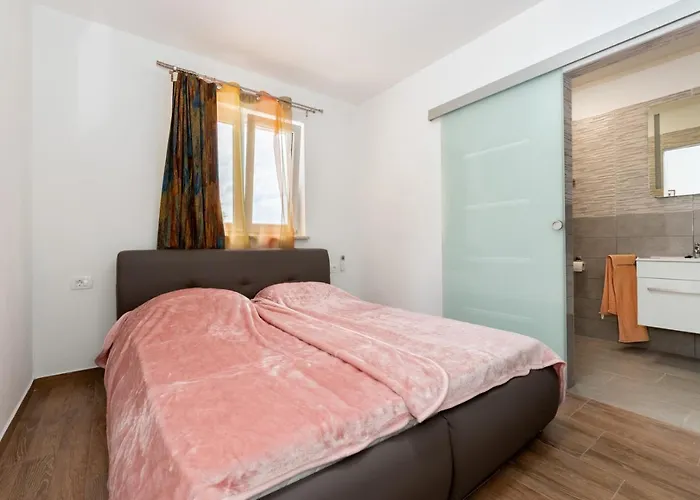 Beautiful Eden With Pool And Jacuzzi Immersed In The Vegetation וילה לאבין