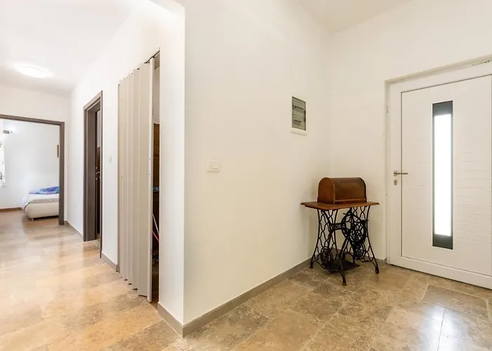 Beautiful Eden With Pool And Jacuzzi Immersed In The Vegetation וילה