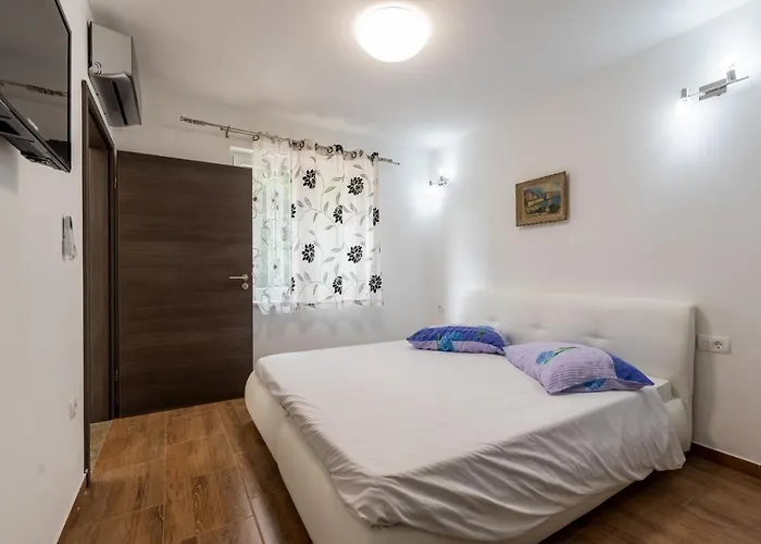 Beautiful Eden With Pool And Jacuzzi Immersed In The Vegetation *