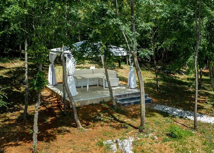 Beautiful Eden With Pool And Jacuzzi Immersed In The Vegetation וילה