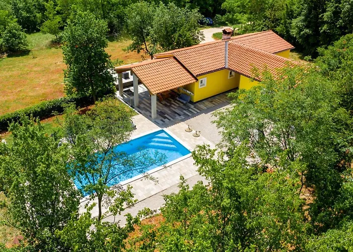Beautiful Eden With Pool And Jacuzzi Immersed In The Vegetation וילה *