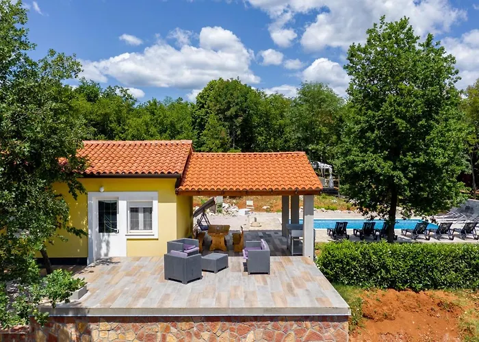 Beautiful Eden With Pool And Jacuzzi Immersed In The Vegetation