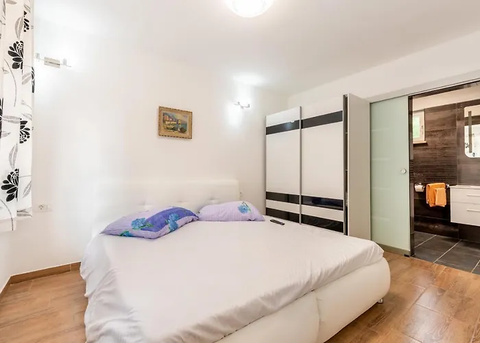 Beautiful Eden With Pool And Jacuzzi Immersed In The Vegetation * לאבין