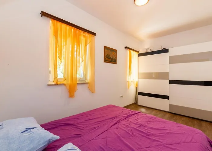 Beautiful Eden With Pool And Jacuzzi Immersed In The Vegetation לאבין