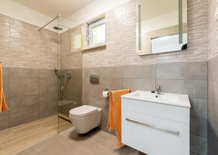 Beautiful Eden With Pool And Jacuzzi Immersed In The Vegetation וילה