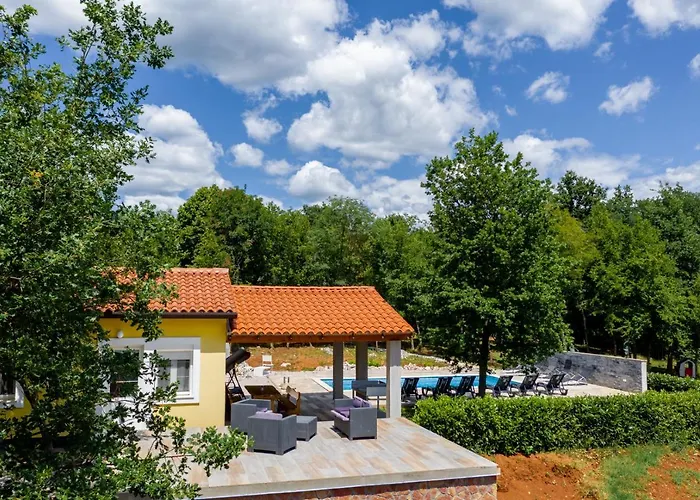 Beautiful Eden With Pool And Jacuzzi Immersed In The Vegetation