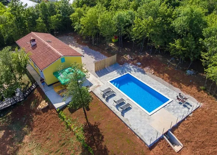 Beautiful Eden With Pool And Jacuzzi Immersed In The Vegetation וילה