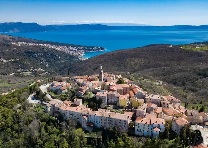 Beautiful Eden With Pool And Jacuzzi Immersed In The Vegetation